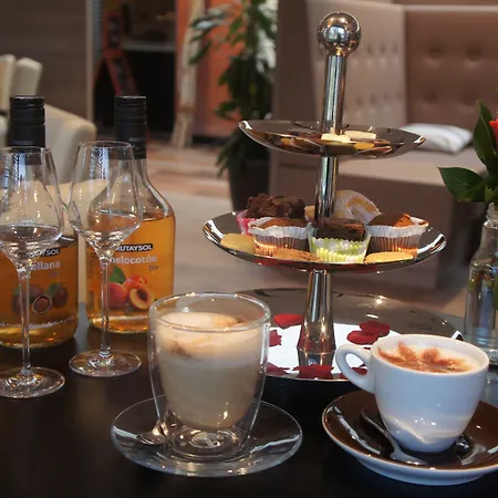 50|50 Belmont Отель Эде